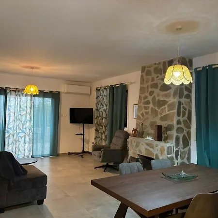 Stis Maroullas, Appartement Platres