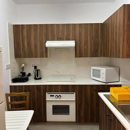 Stis Maroullas, Appartement