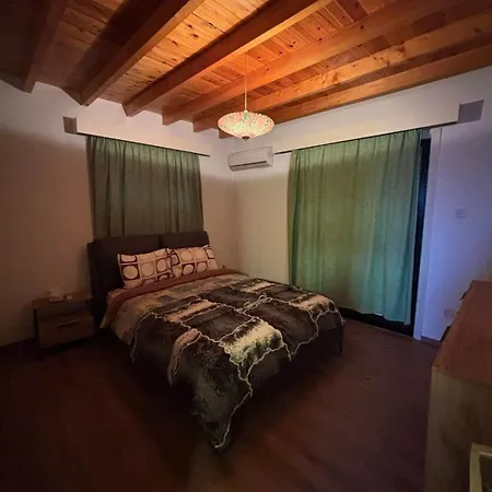 Stis Maroullas, Appartement *